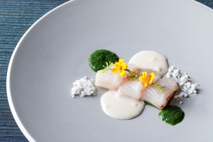 鹿児島県産カンパチの昆布締め 別府芹のアクセント