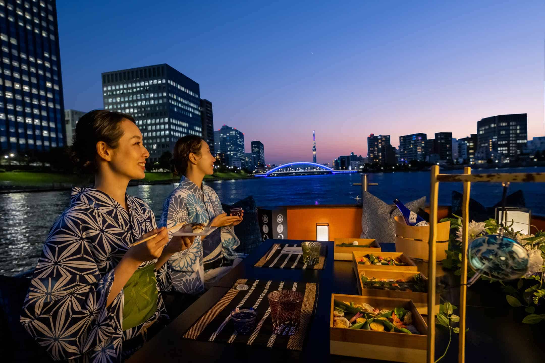 星のや東京】隅田川で「お江戸船上夕涼み」開催 貸切舟で夏酒と老舗料亭の四段重を堪能｜期間：2022年6月1日～8月31日 | NEWSCAST