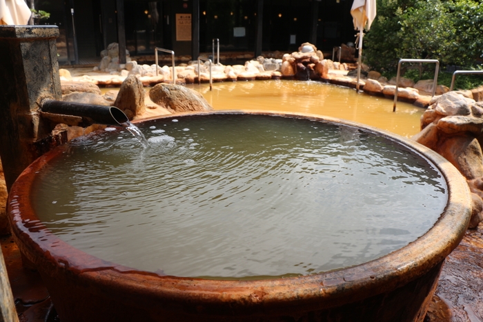 ひとりさま専用の源泉かけ流し湯「源泉壺湯」