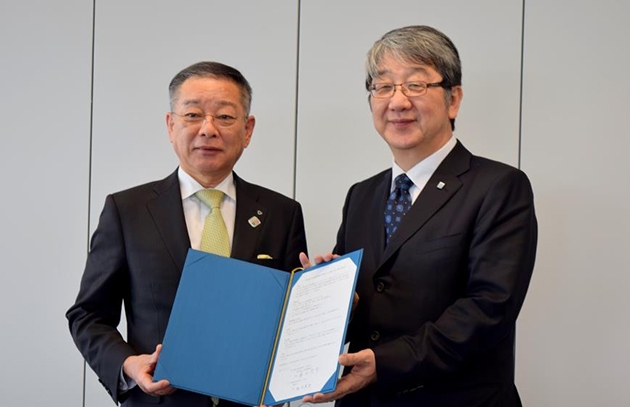 大阪府薬剤師会会長の藤垣哲彦(左)と近畿大学学長の細井美彦(右)