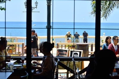 店内からも美しい海が見えます