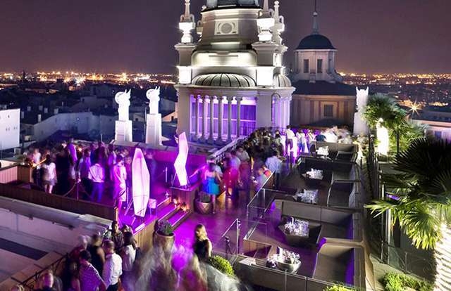 屋上テラスバーは大人気 予約必須です