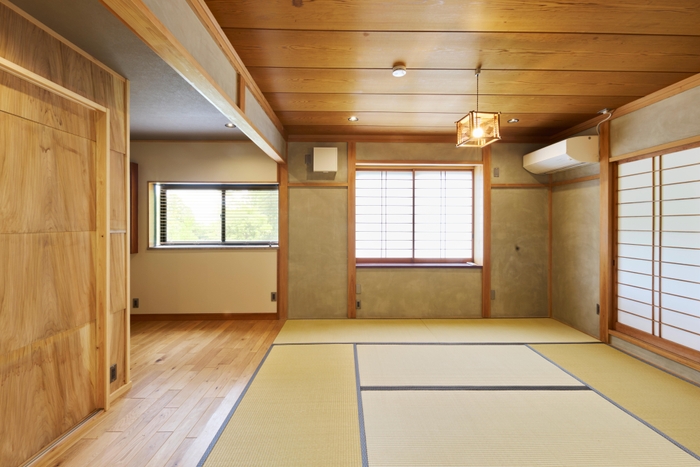光が降りそそぐ明るい和室