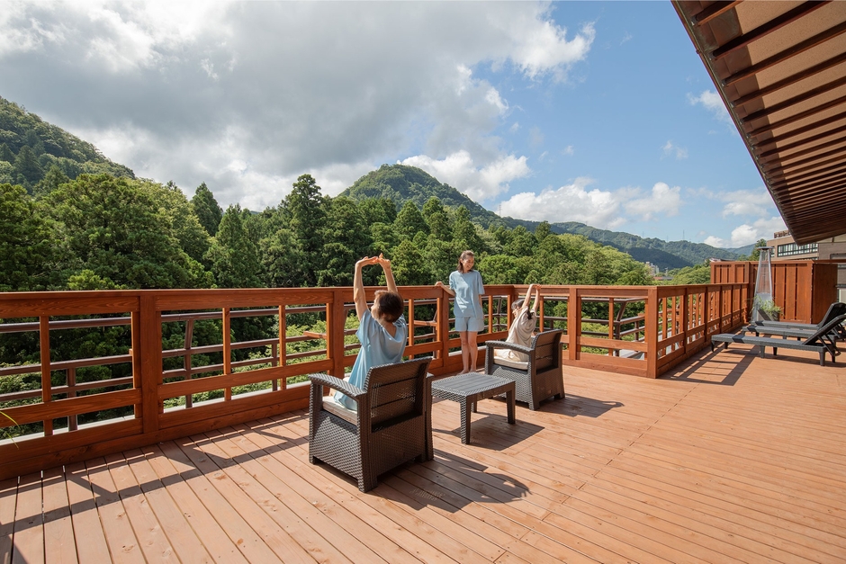 サウナ専用エリア「TOTONOI」ウッドデッキ(Premiumよ しのや依緑園)