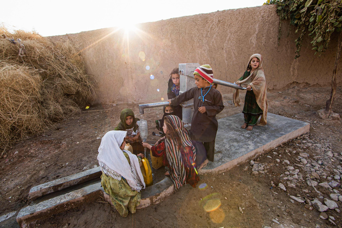 途上国の女性や女子による水汲み写真