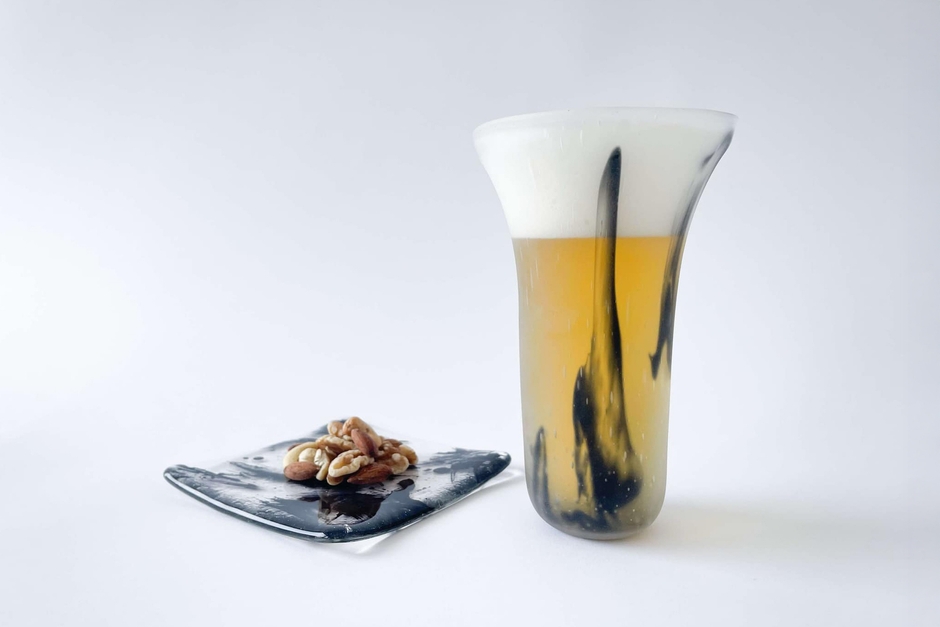 ビアグラスとおつまみ皿