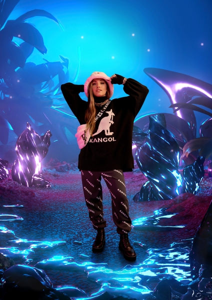 アーティストのMabel(メイベル) バケットハット¥1,999 セーター¥2,999 ジョガーパンツ¥2,999 ウエストバッグ¥1,999 (シューズ参考商品)