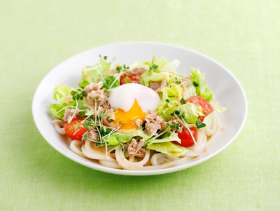 ツナと半熟たまごのサラダうどん (めんつゆ+ツナ缶+スプラウト使用)