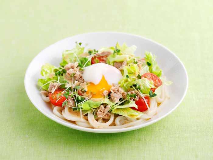 ツナと半熟たまごのサラダうどん (めんつゆ+ツナ缶+スプラウト使用)