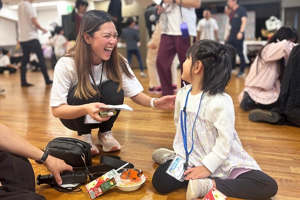 スナックを食べながら交流するフィリピン人教師と参加者の様子