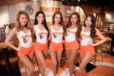 フーターズガール達と渋谷・銀座・新宿で華やかな年越しを！ HOOTERS、『カウントダウンパーティー』を開催