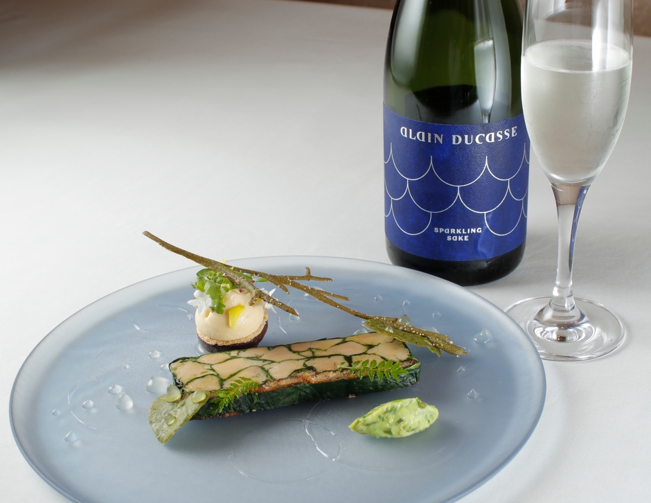 「山葵とフォアグラのプレッセ～富士からの水の恵み～」と「七賢」で知られる山梨銘醸の日本酒「アラン・デュカス スパークリング サケ」