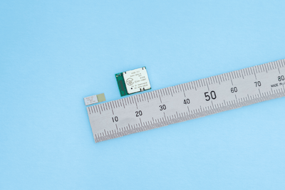 「ES4L15MA1」(左)と「EC4L15MA1」(右)　サンプル外観
