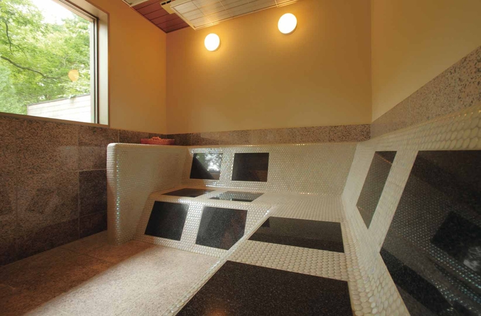 ゆと森倶楽部|渓流露天風呂「川の湯まる」併設の低温岩盤浴「川のサウナ」