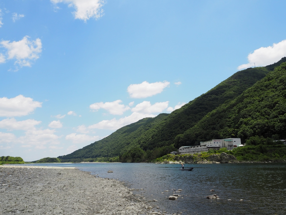 吉野川沿いに建つオカベ