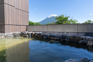 羊蹄山を望む絶景露天風呂とサウナを備えた「ゆころ温泉」　 2025年9月8日ニセコひらふにプレオープン！ 株式会社中山眞琴アーキテクツ設計による 高級感あふれる公衆温泉が誕生