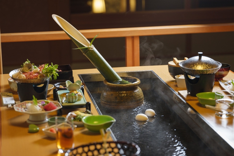 温泉卓で温泉卵や湯豆腐、竹酒の熱燗を