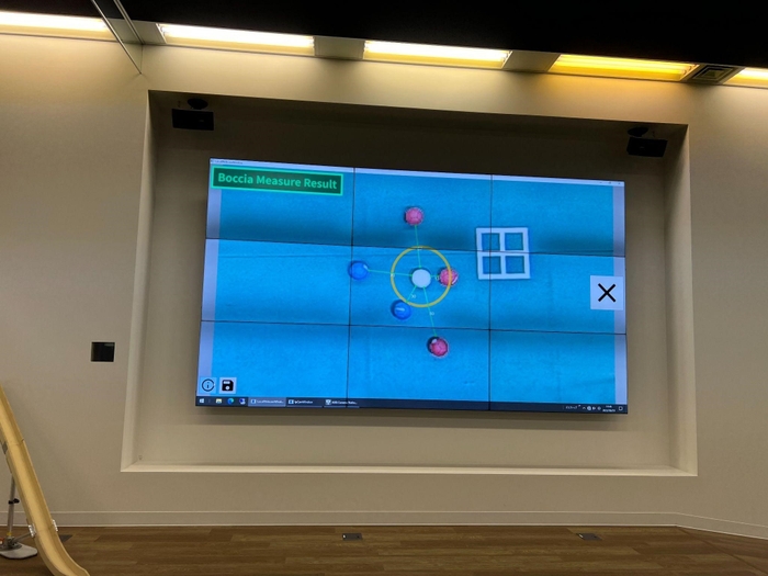 【画像】株式会社CAC Holdingsの本社1階にある、CACボッチャコート。壁面には天カメラと連携し、ゲームの盤面を映し出す大型モニターも備える