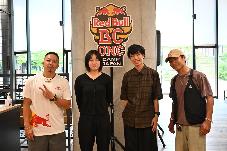 企画運営を担当した学生らとTaisukeさん、Shigekixさん