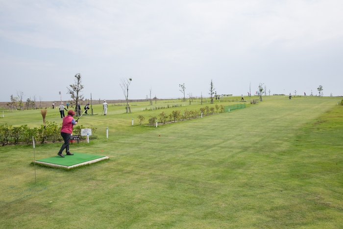 オリジナル堆肥を納め芝生が良く育つゴルフ場
