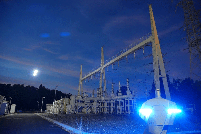 <変電所内を夜間巡視>