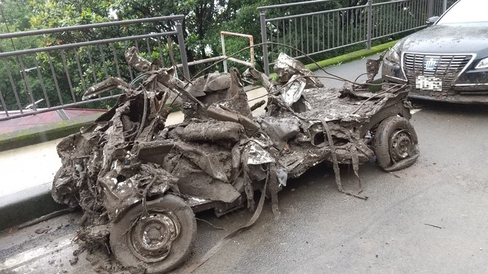 土石流の被害にあった伊豆山地区にて