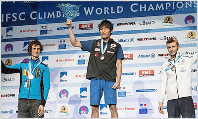 男子ボルダリング世界選手権 左からアダム・オンドラ選手、楢崎智亜選手、マニュエル・コルヌ選手(C)JMA