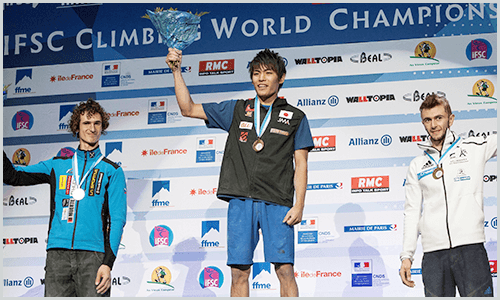 男子ボルダリング世界選手権 左からアダム・オンドラ選手、楢崎智亜選手、マニュエル・コルヌ選手(C)JMA