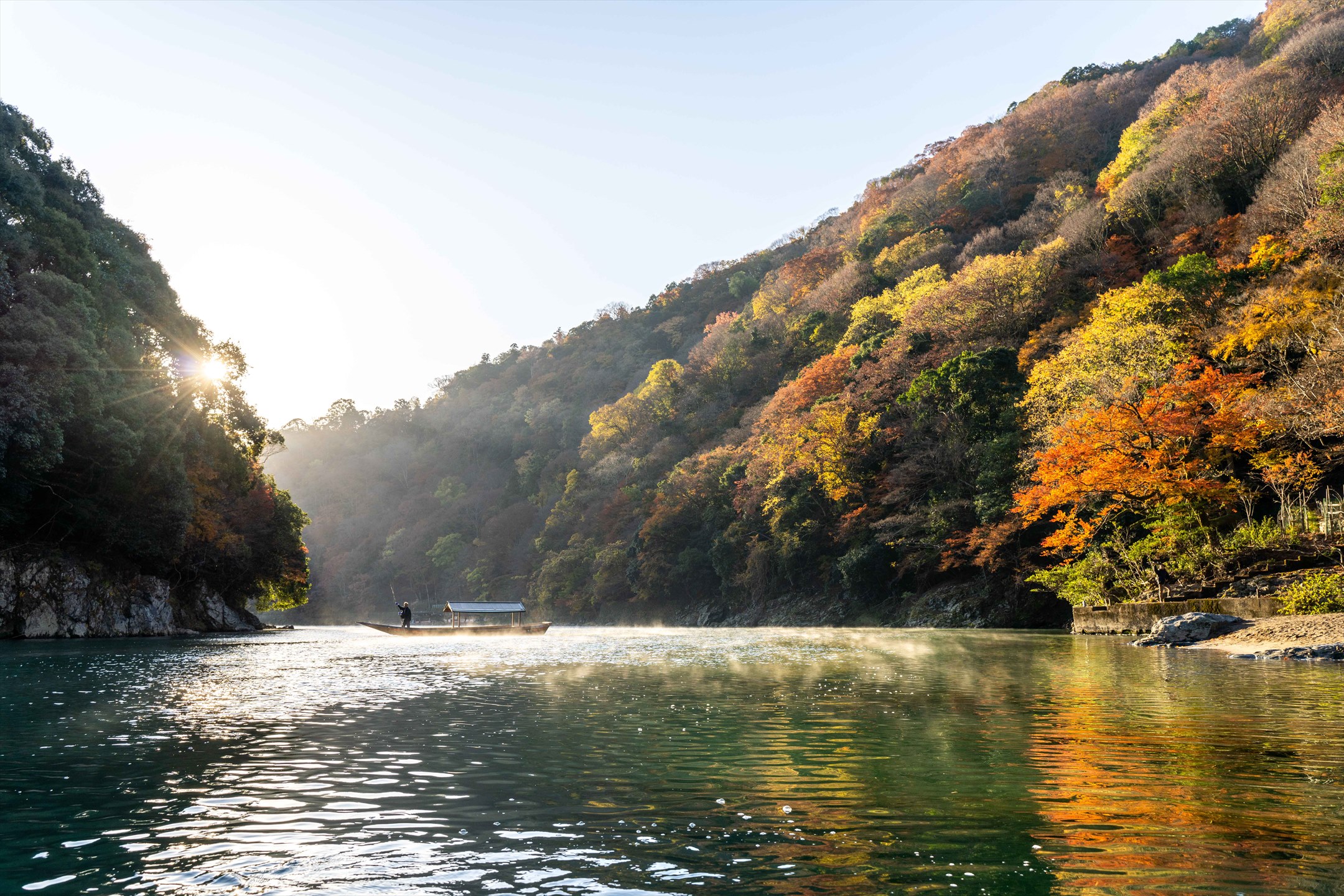星のや京都 嵐山の渓谷の絶景に包まれる屋形舟 翡翠 ひすい 9月1日運航開始 Newscast