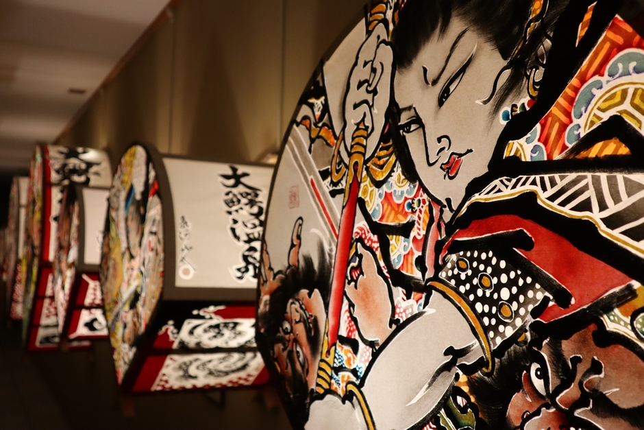 通路「ねぷたの小道~ねねね」に、ねぷたライトを設置