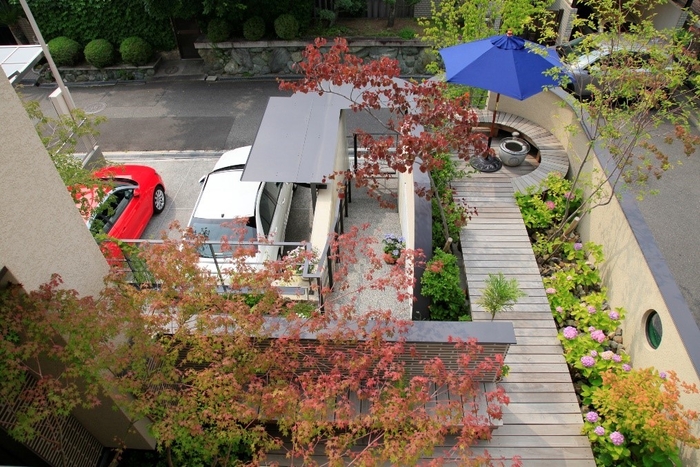 高低差を活かしてダイナミックに伸びたウッドデッキ