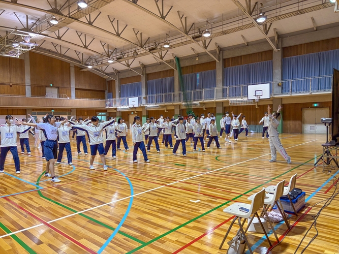 大阪信愛学院高等学校でOSK日本歌劇団による特別授業を実施　高校生がラインダンスに挑戦