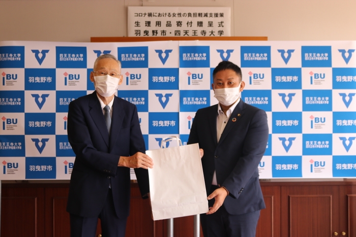 写真:岩尾 洋 学長(左)、山入端 創 羽曳野市長(右)