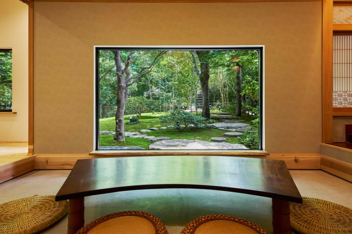 庭園を映し出すピクチャーウィンドウ