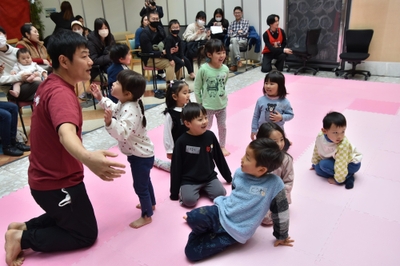 保護者は香村准教授(左)による生活習慣チェックも