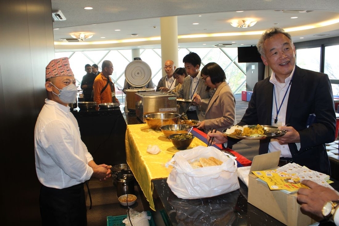 ランチタイムにはネパール料理がふるまわれました