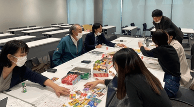 株式会社山星屋と駄菓子メーカーとの打ち合わせの様子