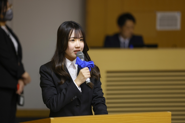 コンサートで司会を担当した後藤心優さん(経営学部3年)