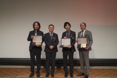 図8:功労賞を受賞したスピーカーの先生方とパク・ジョンス法人長