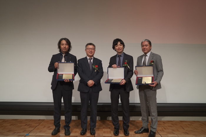 図8:功労賞を受賞したスピーカーの先生方とパク・ジョンス法人長