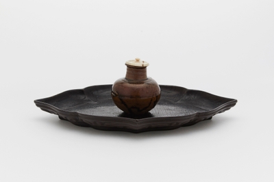 2.唐物丸壺茶入(宗及丸壺) 附 菱形内黒外屈輪文盆 南宋時代 12-13世紀 津田宗及・江月宗玩 所持