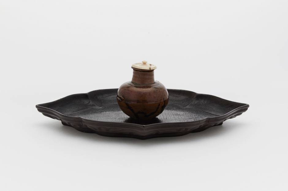 2.唐物丸壺茶入(宗及丸壺) 附 菱形内黒外屈輪文盆 南宋時代 12-13世紀 津田宗及・江月宗玩 所持