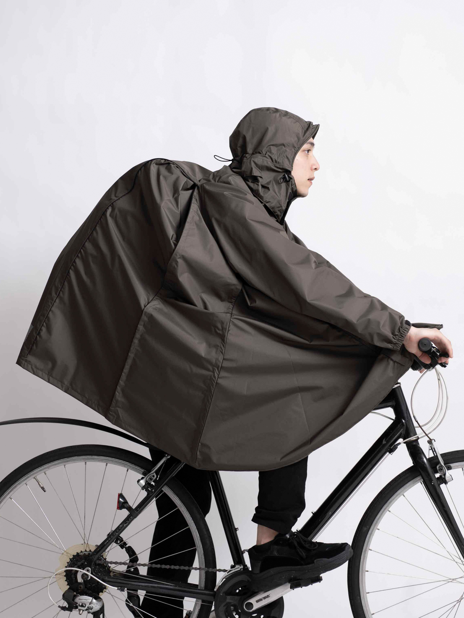 自転車シーンをよりスマートに！ レイングッズブランドのKiUから雨の日も快適な自転車ユーザー向けレインウェアが登場！ | NEWSCAST