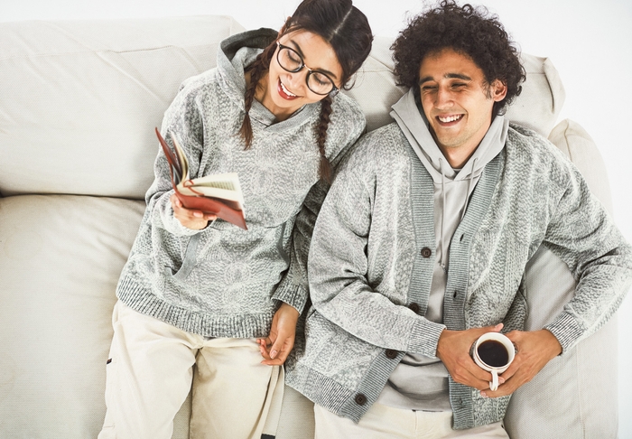 (左)ニットパーカ (右)ニットカーディガン 各9,800円(税込)