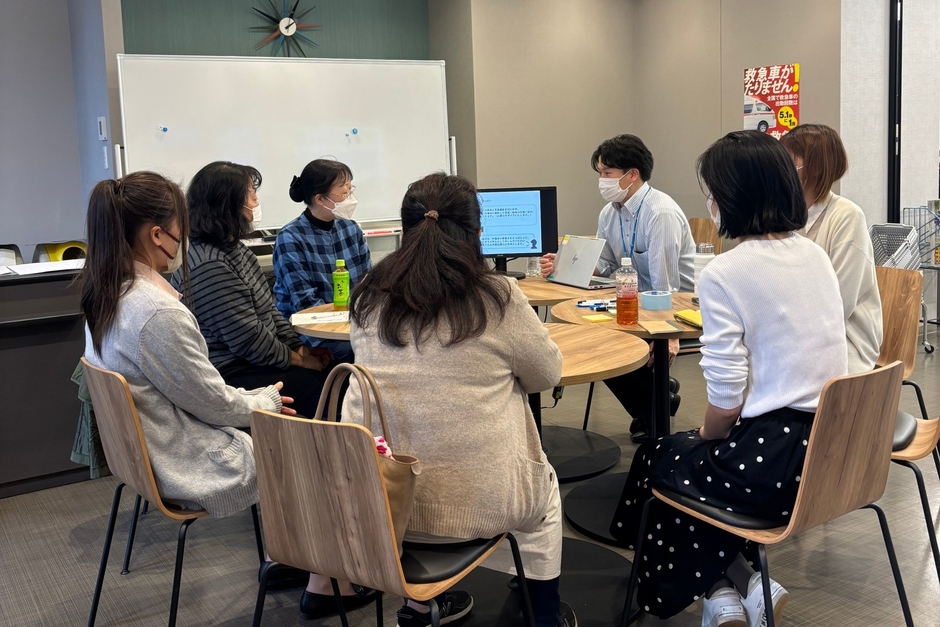 コミナス専従と地域住民が参加する「おせっ会議」。街におせっかいの輪を広げる活動を進めています。