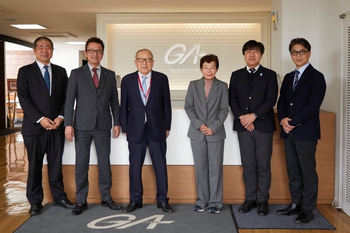 (写真左より)NPO法人いるか 理事長 田口 吾郎様、株式会社ゼネラルアサヒ 代表取締役社長 岡田 慶喜様、 株式会社ゼネラルアサヒ 代表取締役会長 松岡 弘明様、NPO法人しんぐるまざあず・ふぉーらむ・福岡 理事長 大戸 はるみ様、 NPO法人SOS子どもの村JAPAN 事務局次長 藤本 正明様、株式会社パリミキ 代表取締役社長 恒吉 裕司