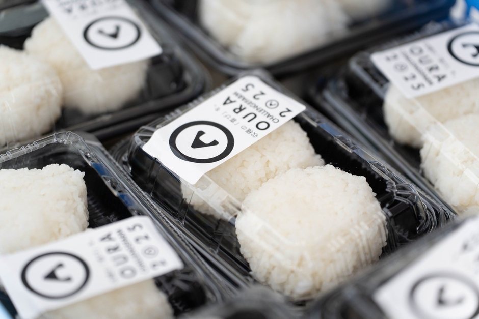 イベントでふるまわれた「小浦れんげ米」おむすび