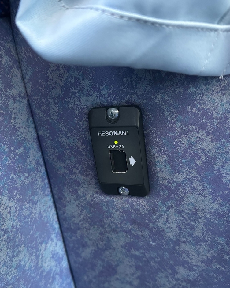 各座席の充電USBポート