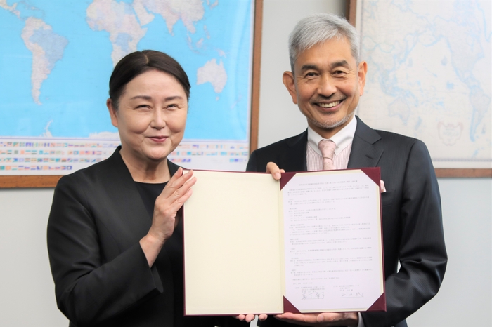 協定締結式の様子(左 真下峯子校長、右 山田純学長)
