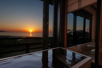 【海景・展望】温泉展望檜風呂付 和室(2階)|夕日ヶ浦の夕景が、一年で最も美しく映える初夏。